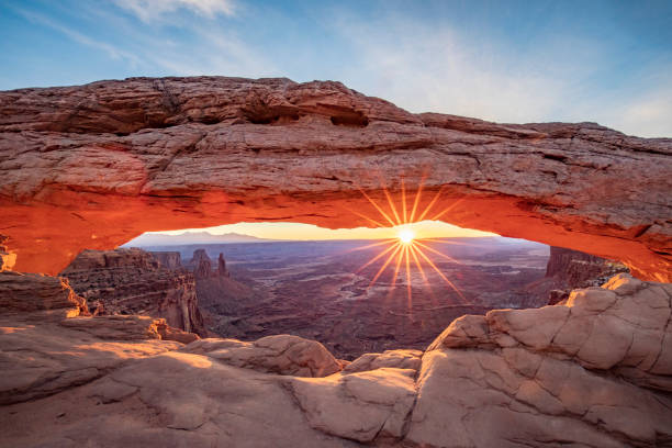 nascer do sol em mesa arch - canyonlands national park utah mesa arch natural arch - fotografias e filmes do acervo