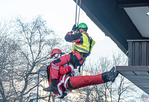 The rescuer safely dropped Santa Claus on the street