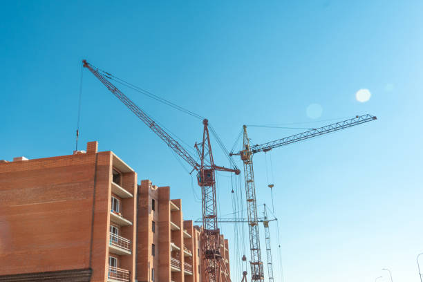 construction site with a crane.long-term construction.a new building under construction,bottom-up view.unfinished skyscraper,frozen construction.unfinished construction of a multi-storey residential - instrument of measurement organization housing project housing development imagens e fotografias de stock