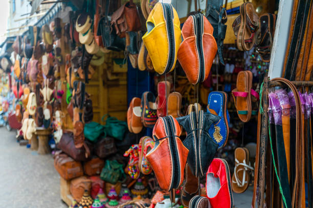 lederschuhe im souk von marokko - craft market morocco shoe stock-fotos und bilder