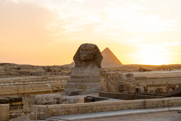 archaeological complex of great egyptian pyramids is located on the giza plateau. second pyramid of chephren khefren in the night light at sunset. sun sets behind the pyramid. sphinx at sunset - sphinx night pyramid cairo imagens e fotografias de stock