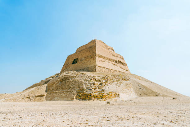 piramide sbagliata a meidum, vicino al cairo. egitto. uno dei luoghi più antichi dell'egitto nel deserto. - snofru foto e immagini stock