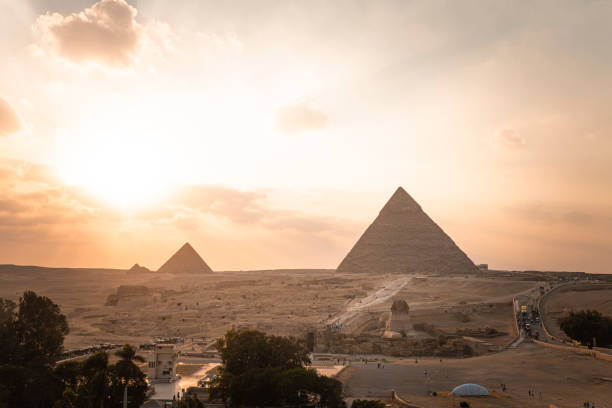 그레이트 이집트 피라미드의 고고학 단지는 기자 고원에 위치하고 있습니다. 일몰에 밤 빛에 체프렌 케프렌의 두 번째 피라미드. 태양은 피라미드 뒤에 설정합니다. 일몰에 스핑크스 - sphinx night pyramid cairo 뉴스 사진 이미지