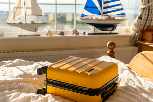 Maleta o bolsa de equipaje en una habitación clásica de hotel antiguo con vistas al mar photo