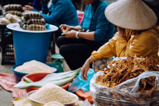 frutti di mare secchi e riso venduti al mercato fresco locale di bac ha, vietnam - vietnam vietnamese culture vietnamese ethnicity north vietnam foto e immagini stock