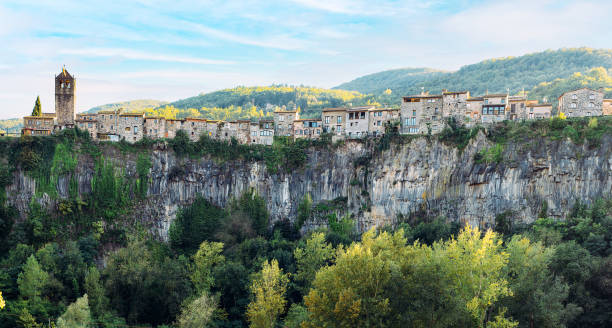 un village dans une falaise - garrotxa photos et images de collection