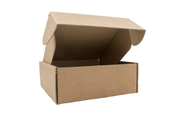 piccola scatola marrone rettangolare aperta isolata su sfondo bianco - mailbox mail box open foto e immagini stock