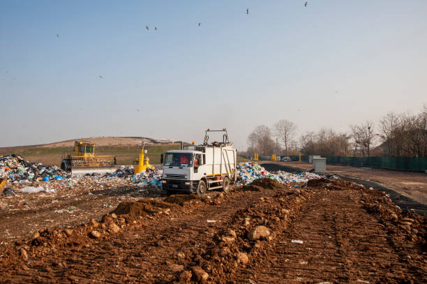 都市ごみを捨てる。 - tailings container environment pollution ストックフォトと画像