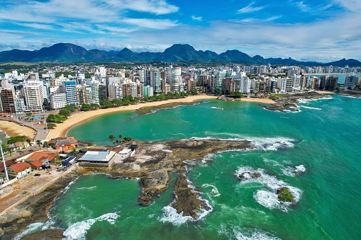 Antena de la playa de Areia Preta en la ciudad de Guarapari en Brasil con el océano azul tranquilo photo