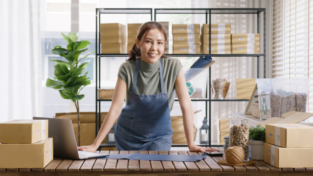 go green vendor use eco packaging parcel carton box in net zero waste store asian seller retail home office shop. small sme owner young adult woman asia gen z people happy smile pride look at camera. - green business imagens e fotografias de stock