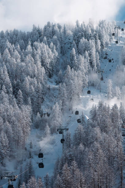 горнолыжные подъемники в валь-д'изер - val disere стоковые фото и изображения