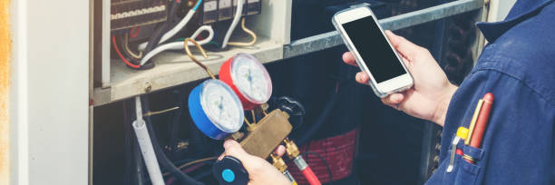 technicien vérifie climatiseur - air conditioner electricity repairing furnace photos et images de collection