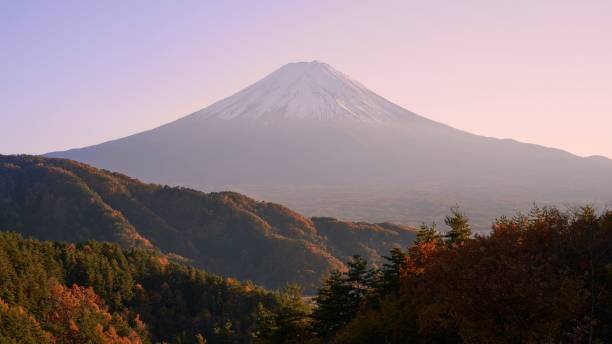 istock Beautiful mount fuji under the sun 1461300576