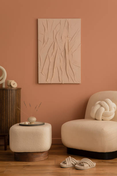 モックアップポスターフレーム、スタイリッシュなアームチェア、プーフ、木製の便器、スリッパ、枕、パネルの床、ドライフラワーと個人用アクセサリーの花瓶を持つリビングルームのイ� - showcase interior home decorating chair pink ストックフォトと画像