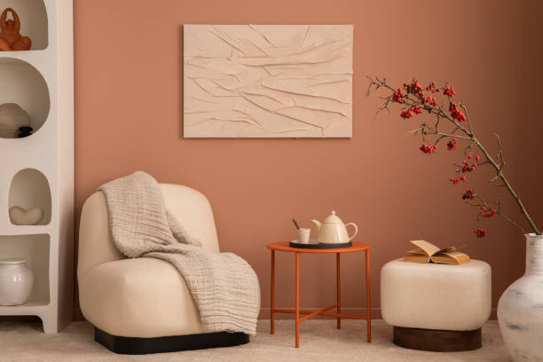 モックアップポスターフレーム、スタイリッシュなアームチェア、白いプーフ、オレンジ色のコーヒーテーブル、格子縞、ナナカマドの花瓶、本、個人用アクセサリーを持つリビングルーム� - showcase interior home decorating chair pink ストックフォトと画像