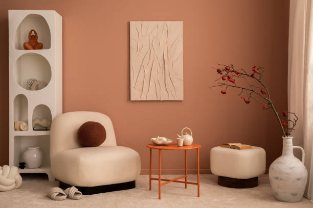 モックアップポスターフレーム、丸いコーヒーテーブル、モダンなアームチェア、プーフ、ベージュチェック柄、スタイリッシュなラック、ラグ、ボウル、枕、個人用アクセサリーを備えた� - showcase interior home decorating chair pink ストックフォトと画像