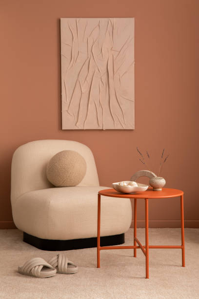 モックアップポスターフレーム、ベージュのアームチェア、丸いオレンジ色のコーヒーテーブル、敷物、スリッパ、彫刻、ドライフラワーと花瓶、個人的なアクセサリーを持つリビングルー� - showcase interior home decorating chair pink ストックフォトと画像