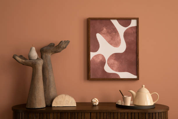 モックアップポスターフレーム、木製の箪笥、洋ナシ、手の形をした彫刻、トレイにカップが付いた水差し、個人用アクセサリーを使用したリビングルームの内部の創造的な構成。家の装飾� - showcase interior home decorating chair pink ストックフォトと画像