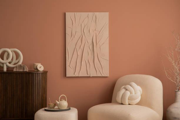 モックアップポスターフレーム、スタイリッシュなアームチェア、プーフ、木製の便器、箱、枕、ドライフラワーと花瓶、個人的なアクセサリーを持つリビングルームのインテリアデザイン� - showcase interior home decorating chair pink ストックフォトと画像