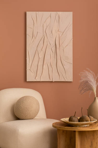 モックアップポスターフレーム、木製サイドボード、ベージュのアームチェア、丸い枕、ピンクの壁、個人用アクセサリー付きのトレースを持つリビングルームの美的インテリア。家の装飾� - showcase interior home decorating chair pink ストックフォトと画像