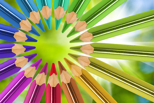 Close-up image of colored pencils arranged in a circle