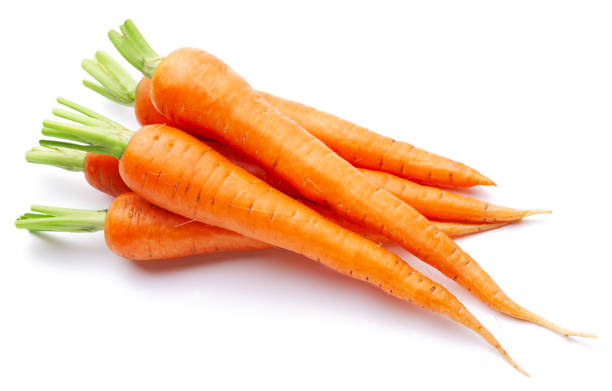 zanahorias frescas aisladas sobre fondo blanco. - carrot fotografías e imágenes de stock