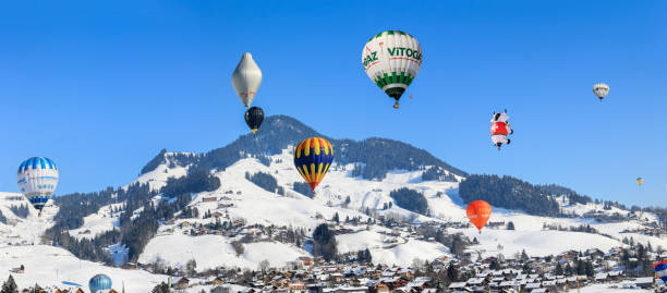 スイスアルプスの山村シャトードエでの国際熱気球フェスティバル。 - traditional festival adventure air air vehicle ストックフォトと画像