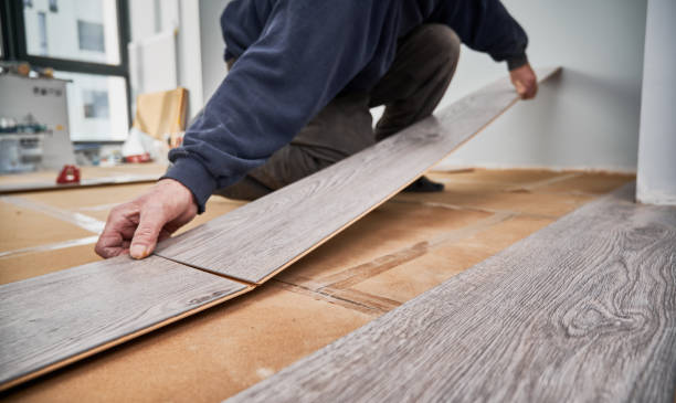 istock Male worker installing laminate floor in apartment. 1461350539