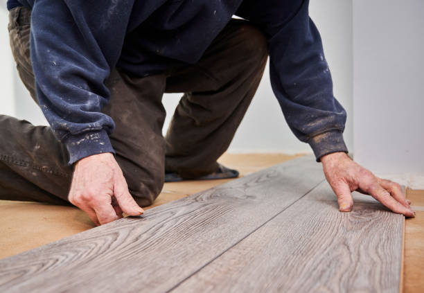 istock Male worker hands laying laminate flooring in apartment. 1461350622