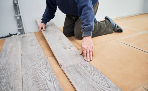 istock Male worker hands laying laminate flooring in apartment. 1461350673