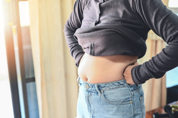 mujer gorda midiendo , mujer gorda gorda vientre gordita recreación deportiva recreación cuidado de la salud perder grasa del vientre no ejercitar concepto - paunchy fotografías e imágenes de stock