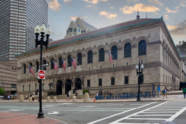 biblioteca pública de boston, a terceira maior biblioteca pública dos estados unidos. - boston back bay street house - fotografias e filmes do acervo