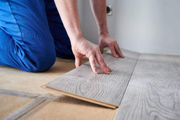 istock Male worker hands laying laminate flooring in apartment. 1461357342