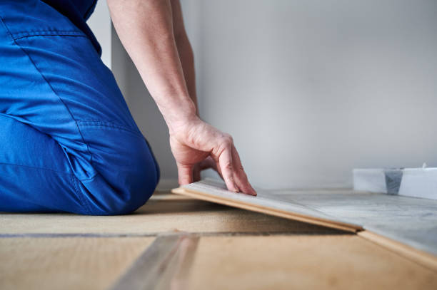 istock Male worker hands laying laminate flooring in apartment. 1461358119