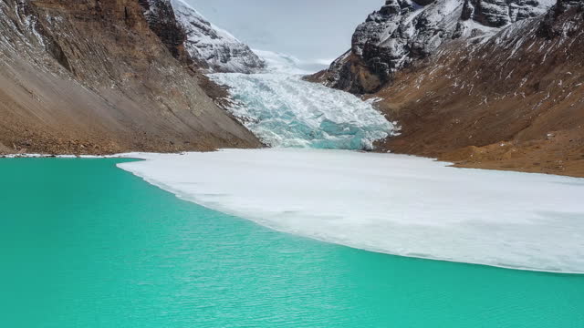 Ice lakes and glaciers are connected into a picture scroll