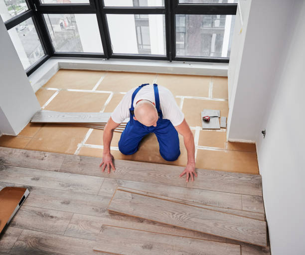 istock Man laying laminate flooring in apartment under renovation. 1461358361