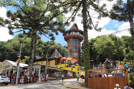 Image of a tower in the entrance of a public park in the village of Gramado in December 2021.