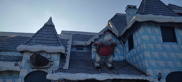Image of a figurine in the top of the roof in Canela. The figurine is in the roof of an ice bar in the village of Canela (Brazil). Image taken in December 2021.