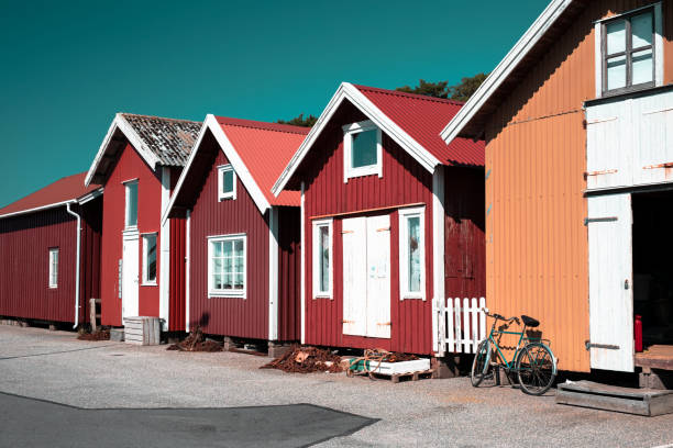 cabanas de pescadores tradicionais coloridas, casas de barcos em fila pequeno porto. armazenamento para pesca ou alugado como casa de férias - denmark house cottage rural scene - fotografias e filmes do acervo