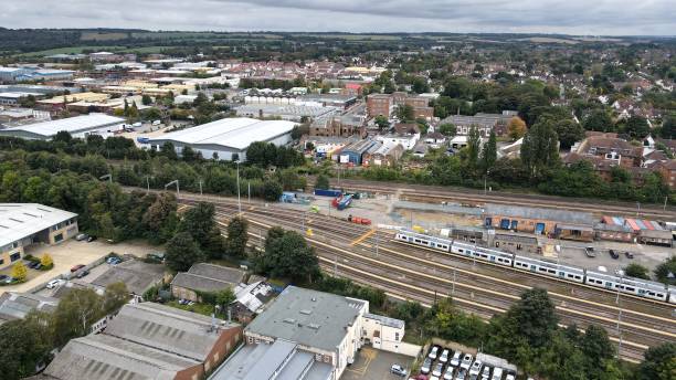 estación de tren letchworth garden city, hertfordshire inglaterra drone, aéreo, vista desde el aire, vista de pájaro, - letchworth garden city fotografías e imágenes de stock