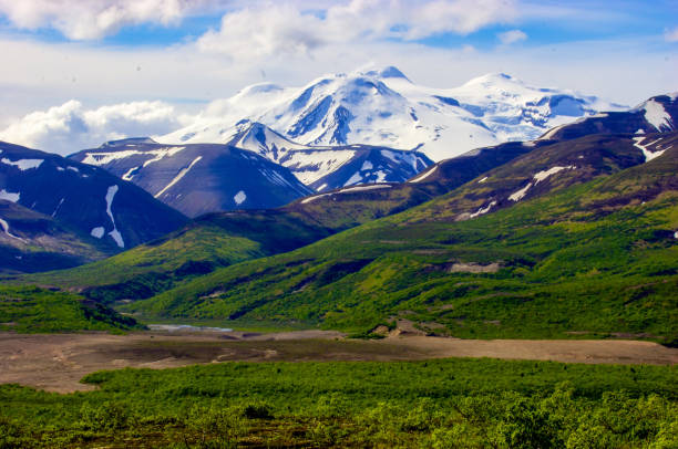 долина десяти тысяч дымов в национальном парке катмай, аляска - katmai national park стоковые фото и изображения