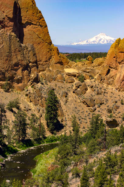 smith rock state park près de bend, oregon - crooked river photos et images de collection