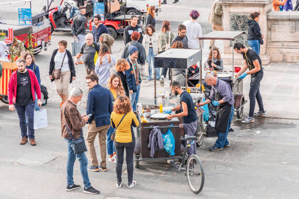 vendedores ambulantes cozinhando crepes na praça place de la concorde, em paris - nutella - fotografias e filmes do acervo