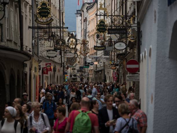 ザルツブルク市オーストリアアルプスヨーロッパの歴史的な旧市街にある有名な混雑歩行者ゾーンのショッピングストリートgetreidegasse。 - getreidegasse ストックフォトと画像