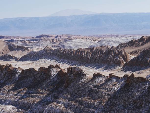 月の谷の岩層の風景パノラマビューサンペドロデアタカマ砂漠チリ近くのバジェデラルナ - panoramic nature atacama region south america ストックフォトと画像
