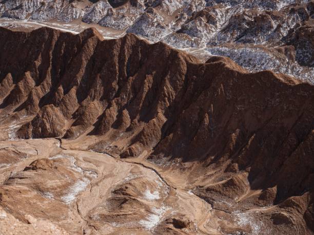 月の谷の岩層の風景パノラマビューサンペドロデアタカマ砂漠チリ近くのバジェデラルナ - panoramic nature atacama region south america ストックフォトと画像