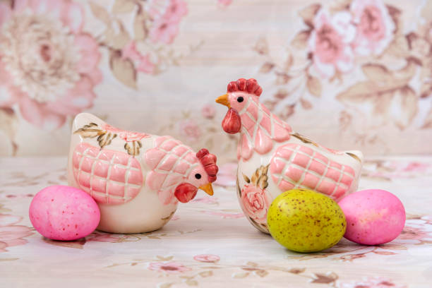 nature morte de pâques. poulets décoratifs et œufs colorés. - figurine easter egg easter holiday photos et images de collection