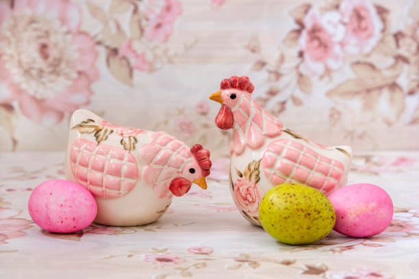 イースター静物画。装飾的な鶏と色のついた卵。 - easter egg figurine easter holiday ストックフォトと画像