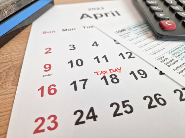 dzień zapłaty podatku oznaczony w kalendarzu - 18 kwietnia 2023 r. za pomocą formularza 1040 - calendar tax april day zdjęcia i obrazy z banku zdjęć