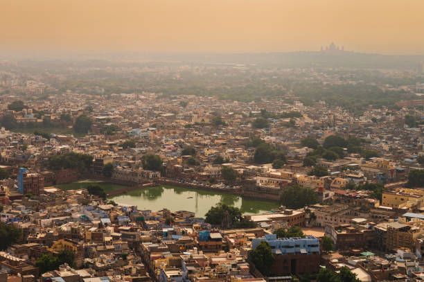 Top view of Jodhpur city as seen from famous Mehrangarh fort, Jodhpur, Rajasthan, India. Orange sky in the background. Mehrangarh Fort is UNESCO world heritage site popular amongst tourists worldwide. vista superior de la ciudad de jodhpur vista desde el famoso fuerte de mehrangarh, jodhpur, rajasthan, india. cielo naranja en el fondo. mehrangarh fort es patrimonio de la humanidad por la unesco popular entre los turistas de todo el mundo.